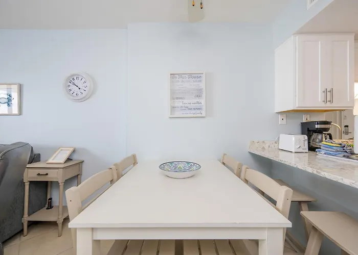 Apartment Surf & Racquet 502b